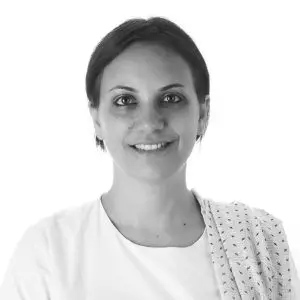B&W photo of Saveria, Psychosexual and Relationship Therapist in training, offering low cost relationship and sex therapy in Paris and online